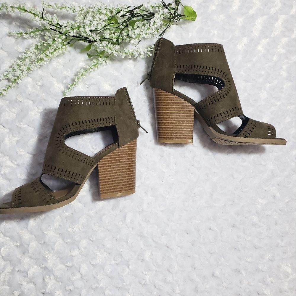 Maurices tan color size 7.5 heeled shoes